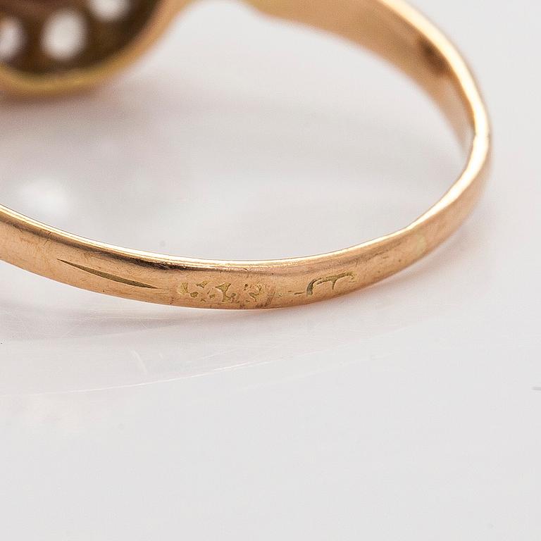 Ring, pear-shaped sapphire, rose-cut diamonds, 14K (56) gold.