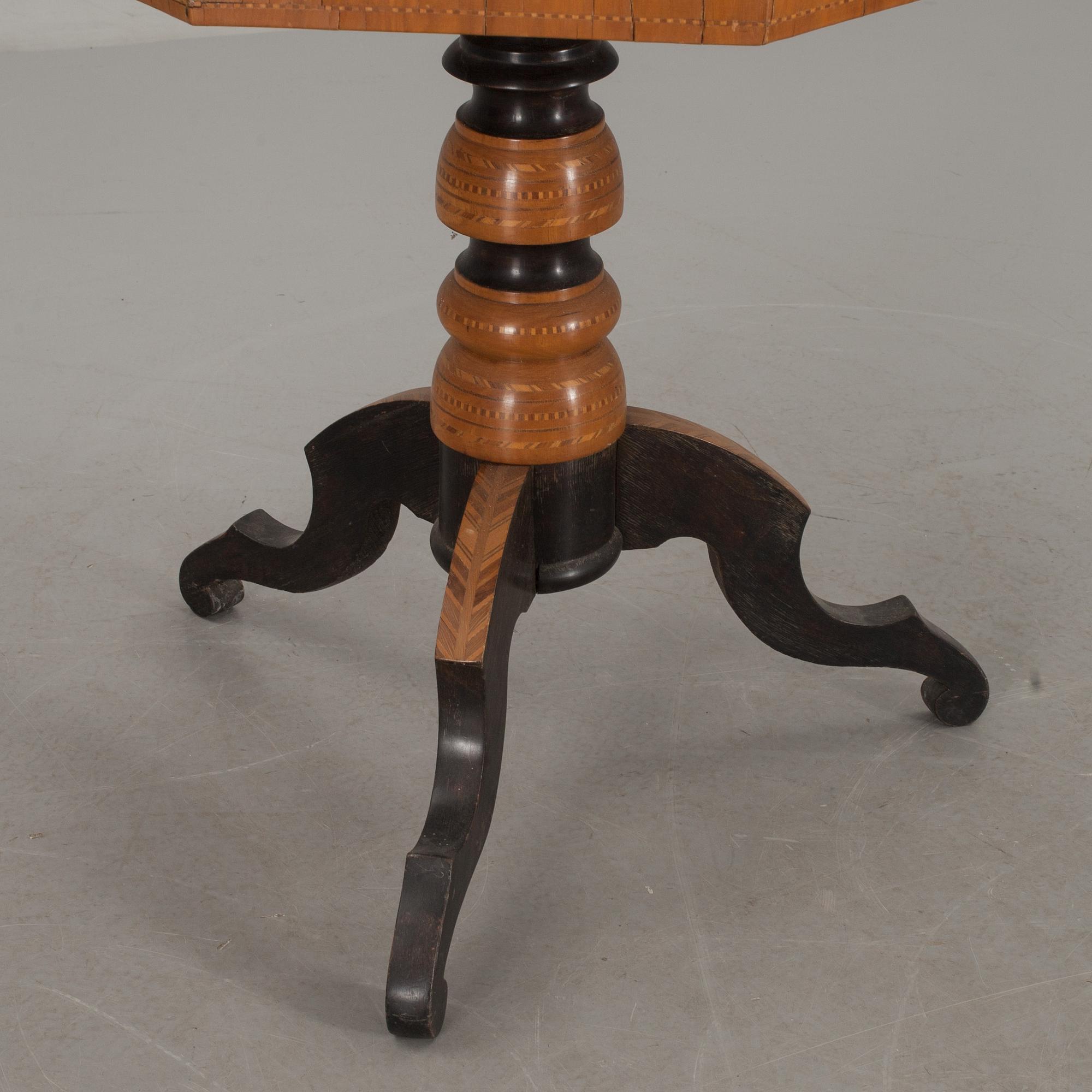 BORD, oktagonal form, Italien, 1800-talets slut.