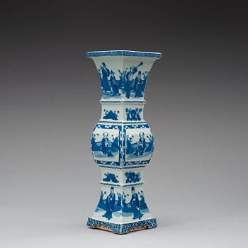 A blue and white vase, late Qing dynasty, 19th century.