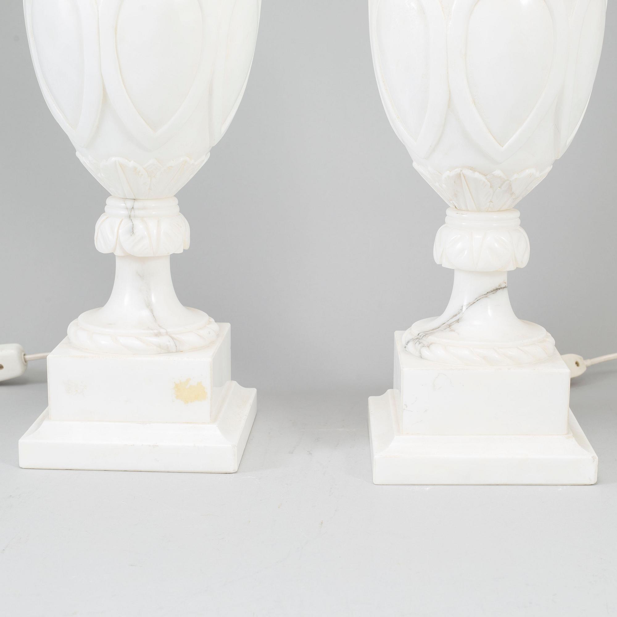 BORDSLAMPOR, ett par, alabaster, Italien, 1900-talets andra hälft.