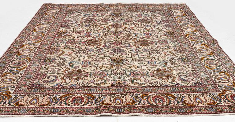 Rug, Tabriz, 250 x 365 cm.