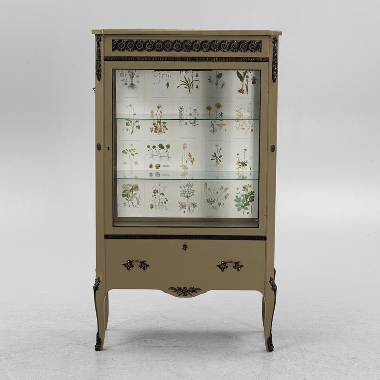 Vitrinskåp, 1900-talets mitt.