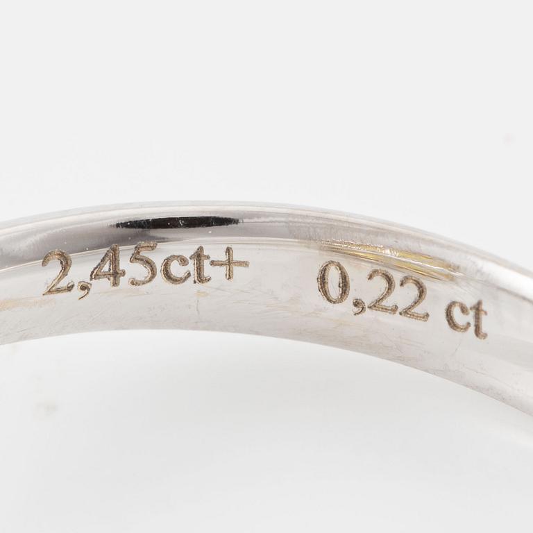 Ring 18K guld med en fasettslipad safir och runda briljantslipade diamanter.