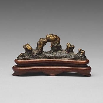 653. A bronze brush rest, Ming dynasty (1368-1644).