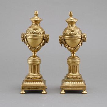 CASOLETTER, ett par, gulmetall, Louis XVI-stil, 1900-tal.