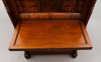CHIFFONJÉ, 1800-talets andra hälft.