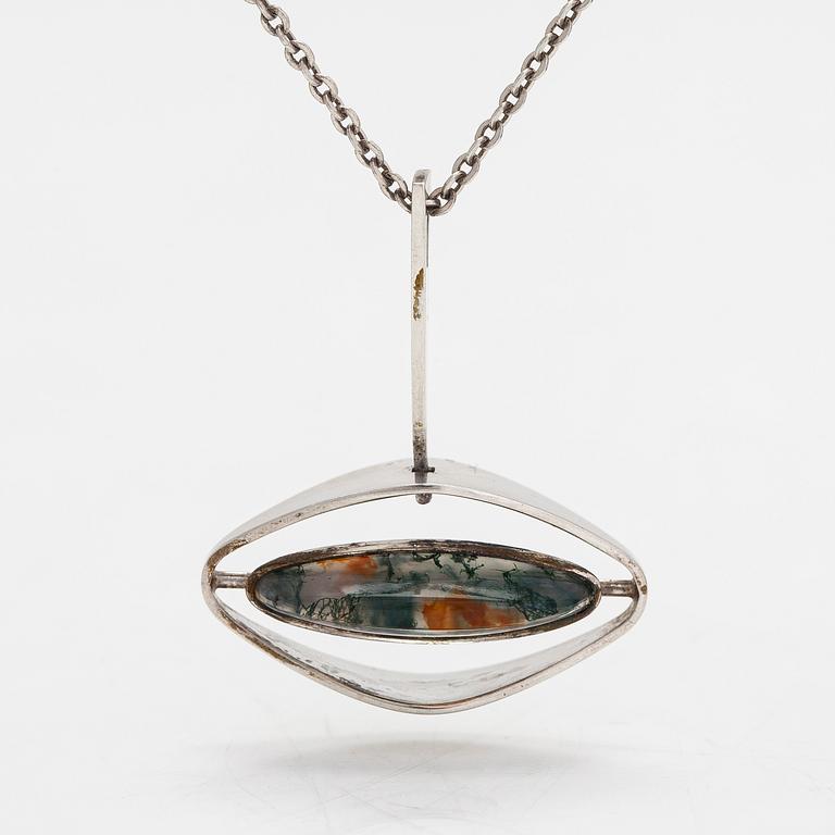 Elis Kauppi, a silver necklace with moss agate. Kupittaan Kulta, Turku 1965.