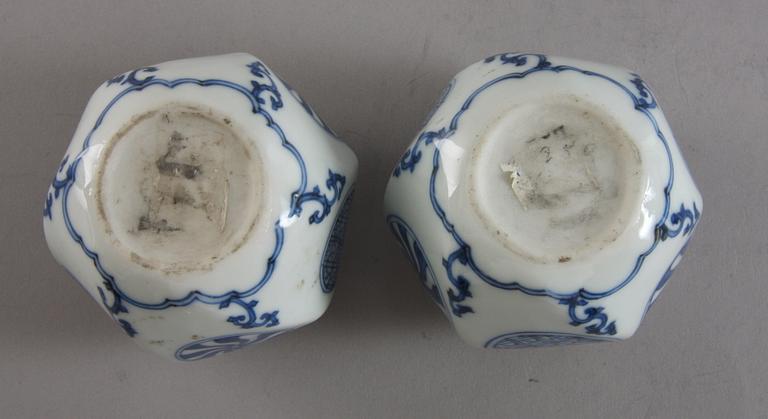 BOJANER, ett par, porslin, Kina.