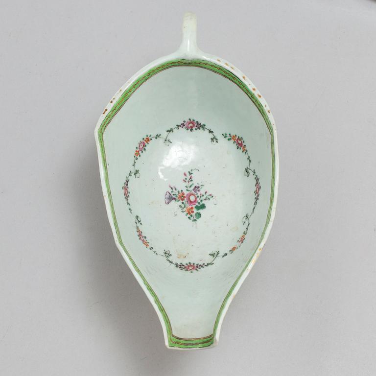 12 famille rose export service pieces, Qing dynasty, Qianlong (1736-95).