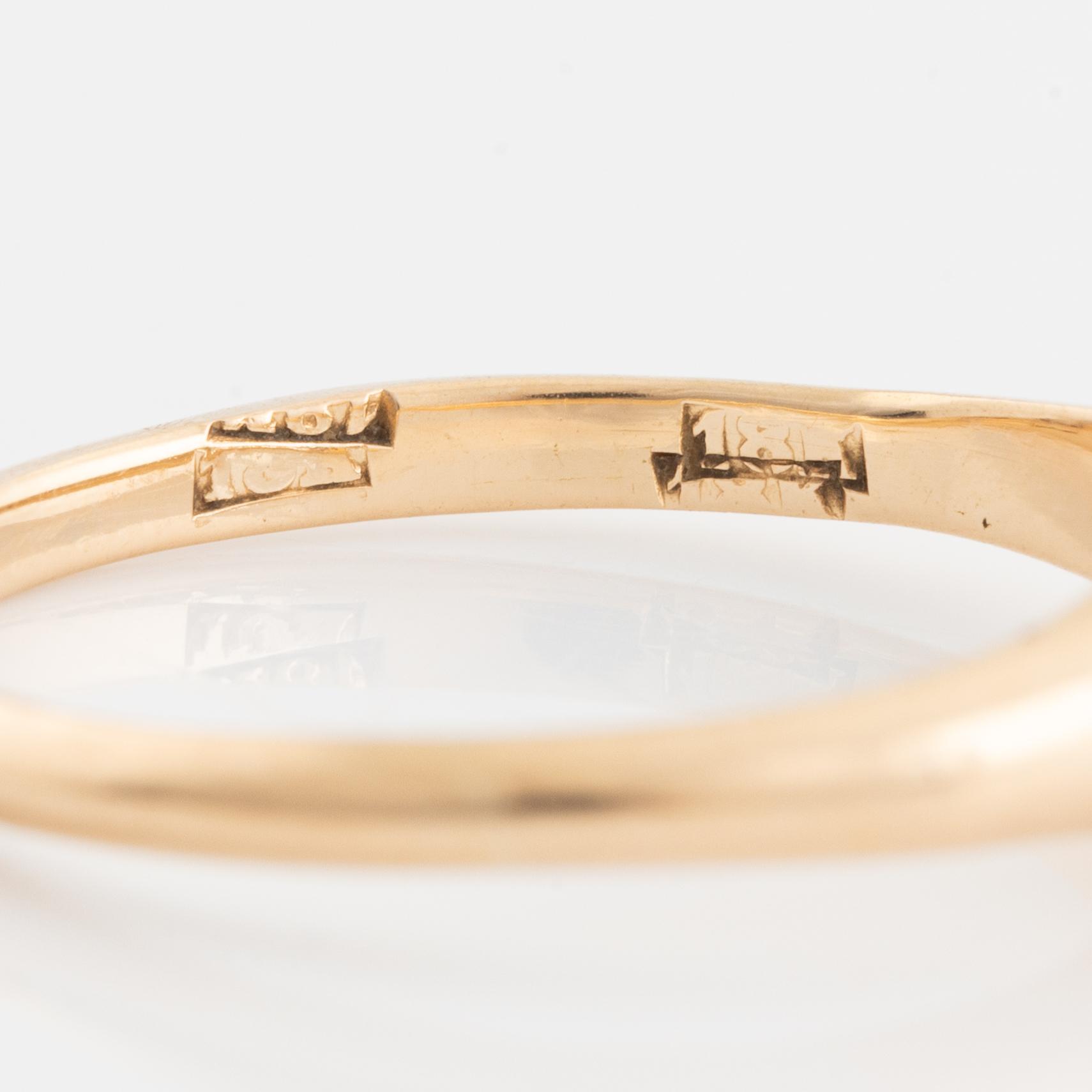 Ring, 18K gold with faceted white stone.
