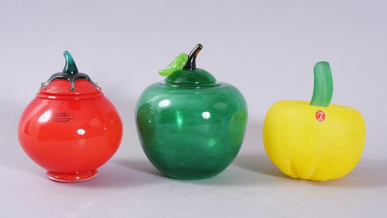 BURKAR MED LOCK samt FRUKT, 3 st, glas, bl a Gudhjem Glasrögeri.