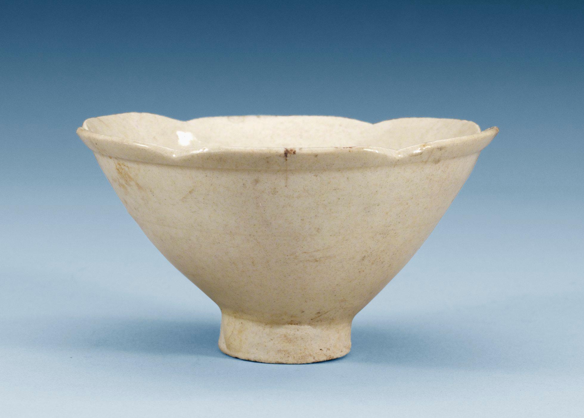 A white glazed bowl, Song dynasty. (960-1279).