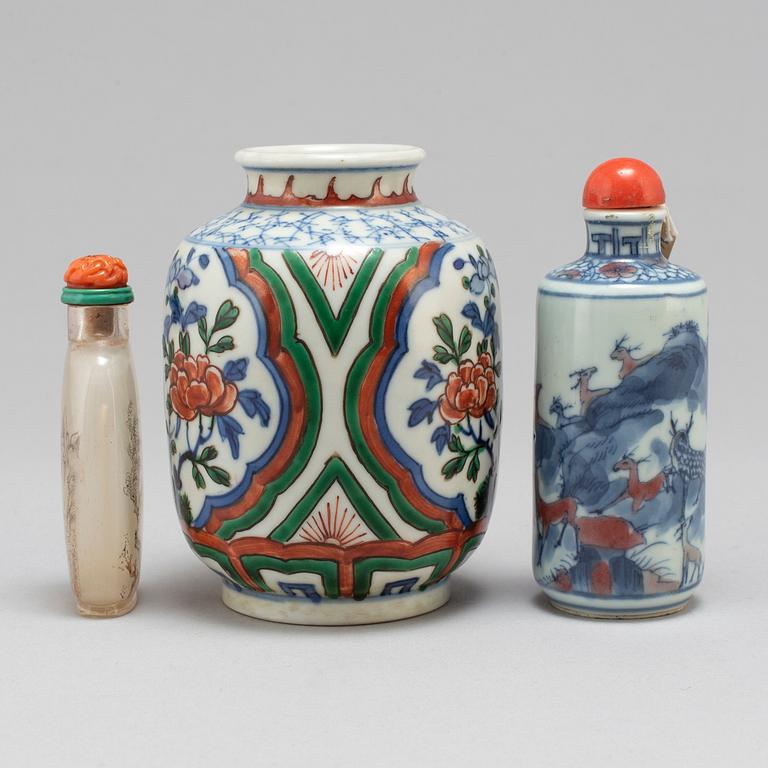 A Chinese wucai vase and two snuff bottles, 20th century.