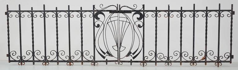 GRINDAR, ett par. Gjutjärn, 1900-talets första hälft.