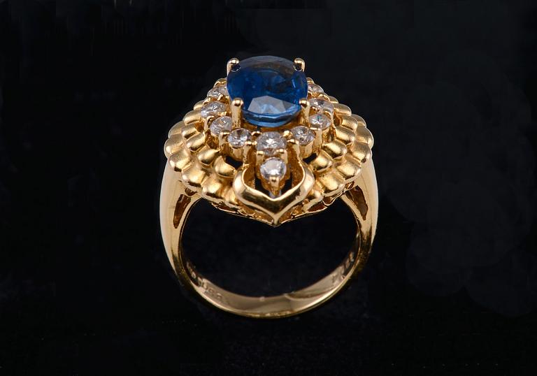 RING, safir ca 2 ct, briljantslipade diamanter ca 0.70 ct, guld 18K. Storlek 16, vikt 8,3 g.