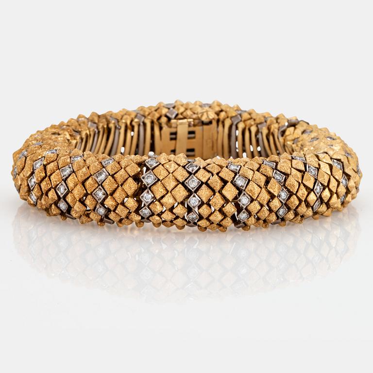 An 18K gold bracelet set with round brilliant- and eight-cut diamonds with a total weight of ca 2.00 cts.