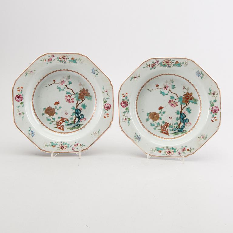 A pair of Chinese Qianlong famille rose poreclain plates.