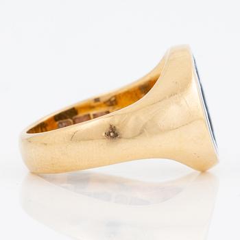 Signet ring 18K gold with agate.
