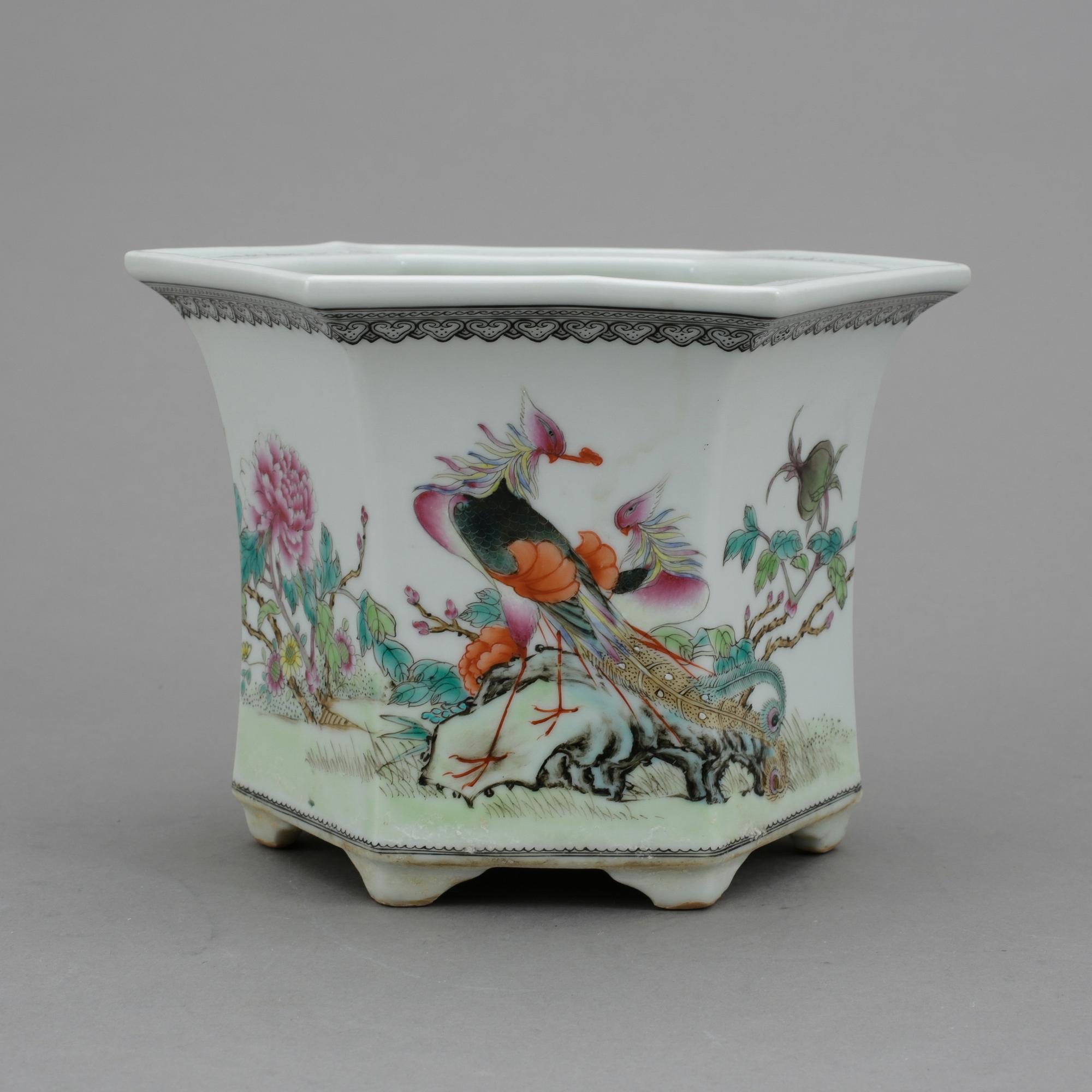 BLOMKRUKA / YTTERFODER, porslin, Kina. 1900-talets andra hälft.