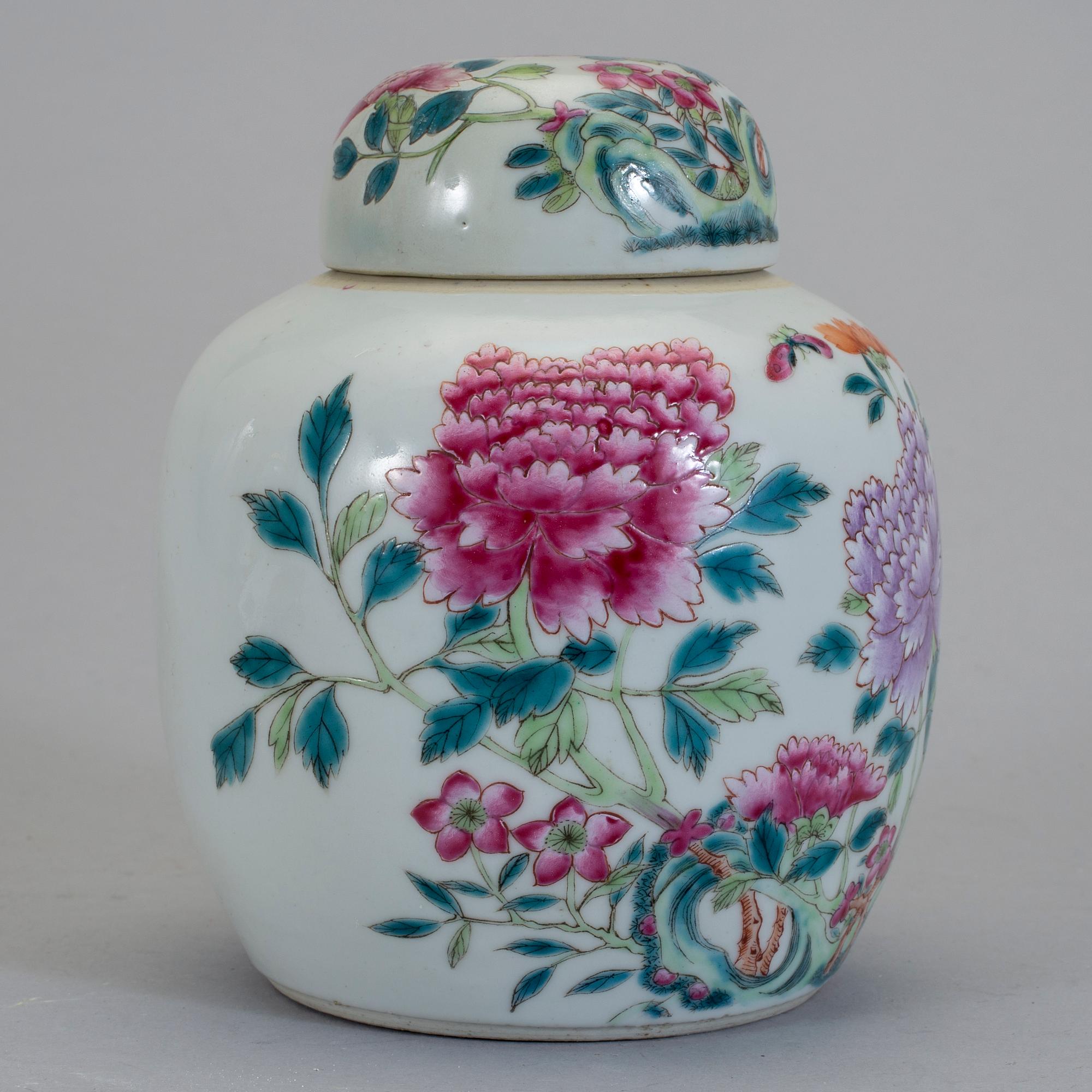 URNA med LOCK, porslin. Sen Qing dynasti, omkring 1900.