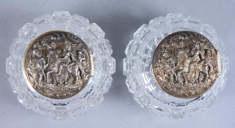 FLAKONGER, ett par, glas och förgyllt silver. England, 1900-tal.