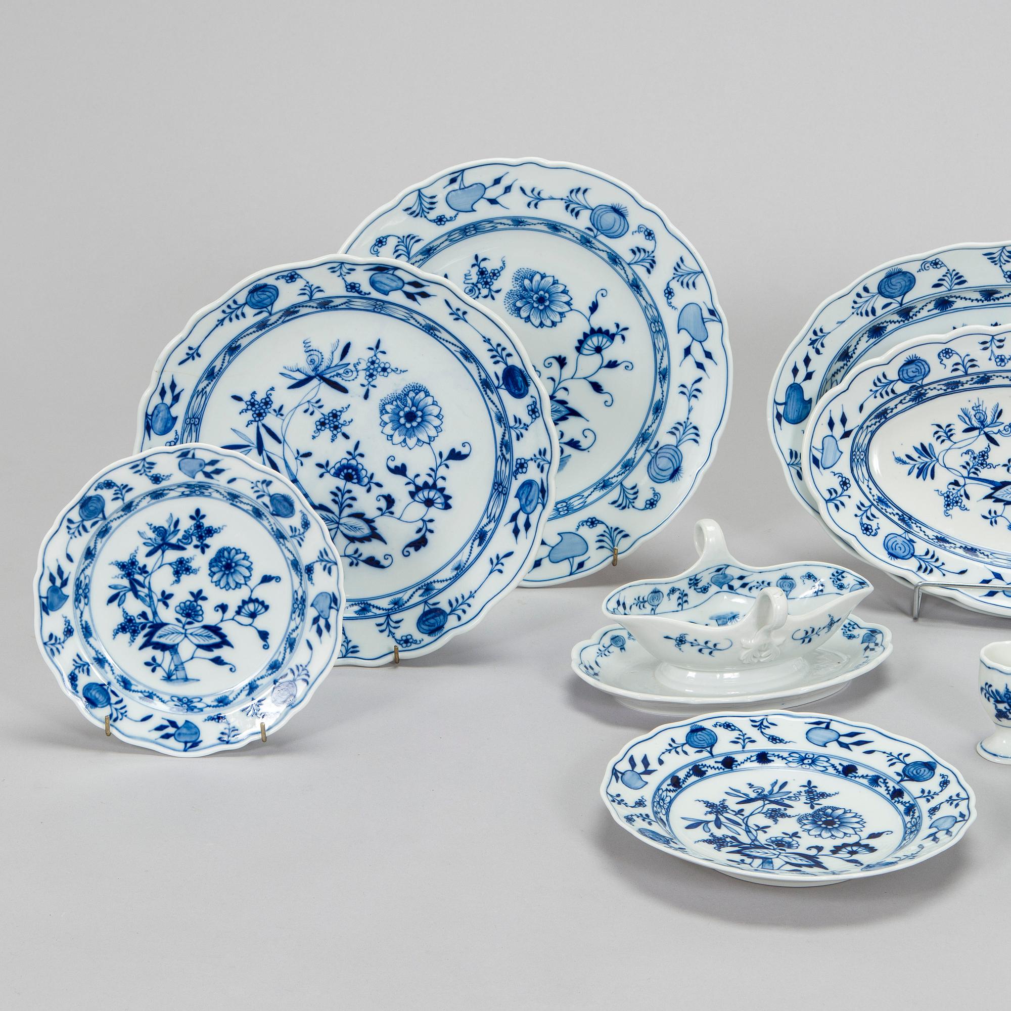 Meissen, ruoka- kahvi ja teeastiasto, n. 115 osaa, "Zwiebelmuster/Sipulikuvio", posliinia, 1900-luku.