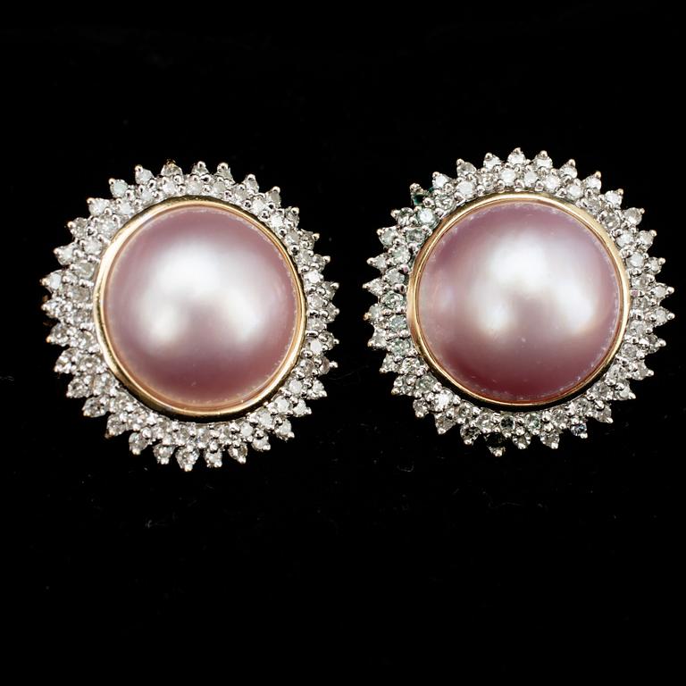 ÖRHÄNGEN, 18 k guld samt vitguld med rosa mabépärlor samt diamanter, totalt ca 1,40 ct.