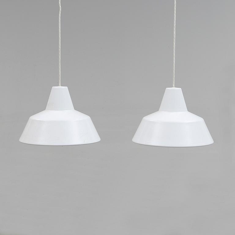 TAKLAMPA, 1 par, Arne Jacobsen, Louis Poulsen, 1900-talets andra hälft. Höjd ca 27 cm.