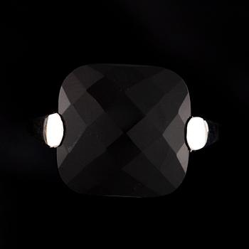RING, 18K vitguld, fasettslipad onyx. Italienska stämplar. Vikt 5,8 g.