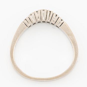 Ring 18K vitguld med runda briljantslipade diamanter.