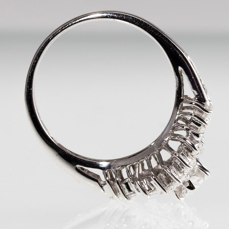 RING, platina, briljantslipade diamanter tot. 1,01 ct. Vikt 6,4 g.
