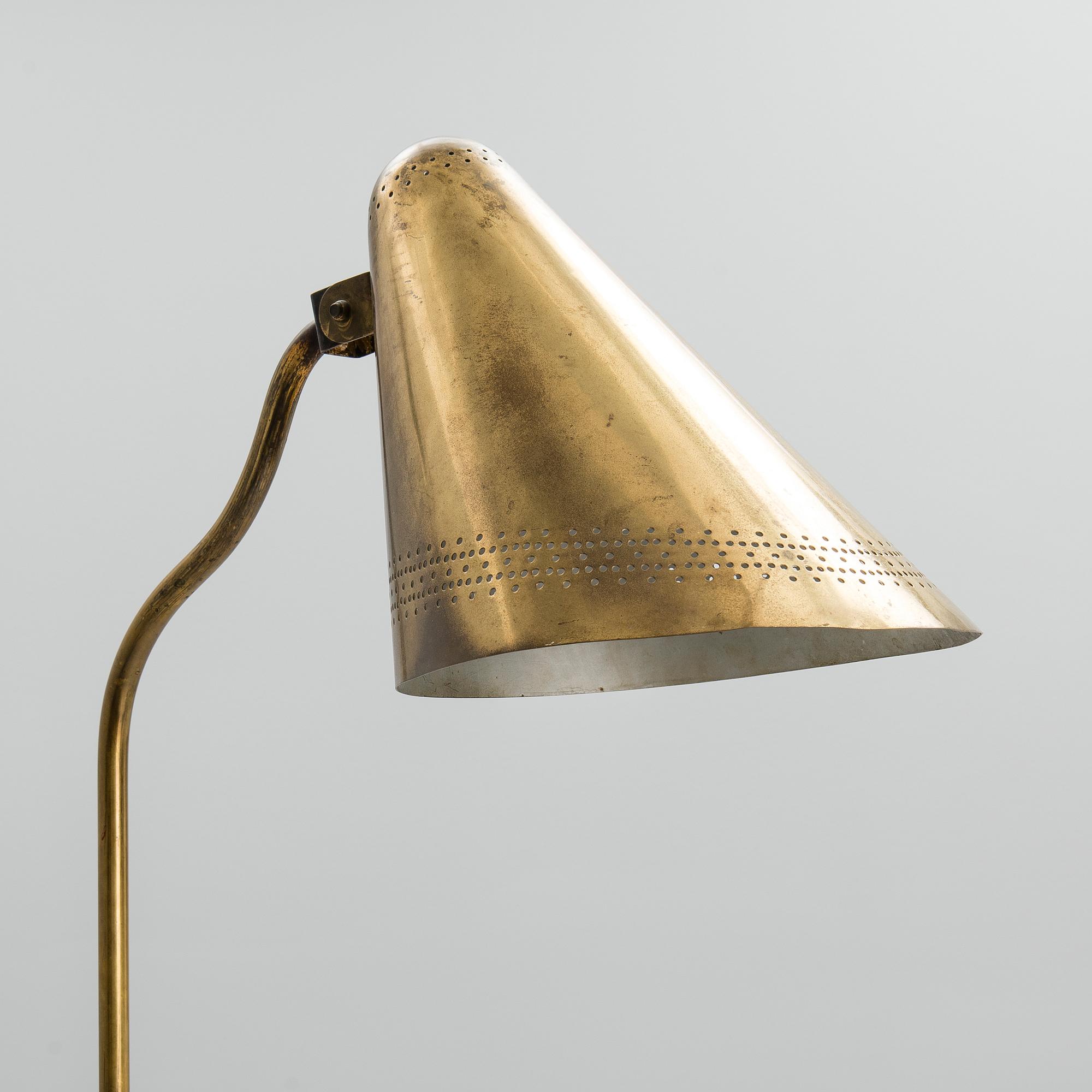 PAAVO TYNELL, GOLVLAMPA. Domus Academica. Tillverkad av Taito, 1947.