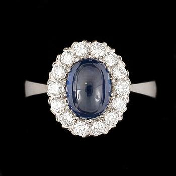 RING, 18k vitguld med caboschonslipad safir ca 2,25 ct och briljantslipade diamanter tot ca 0,56 ct. Total vikt ca 9 g.