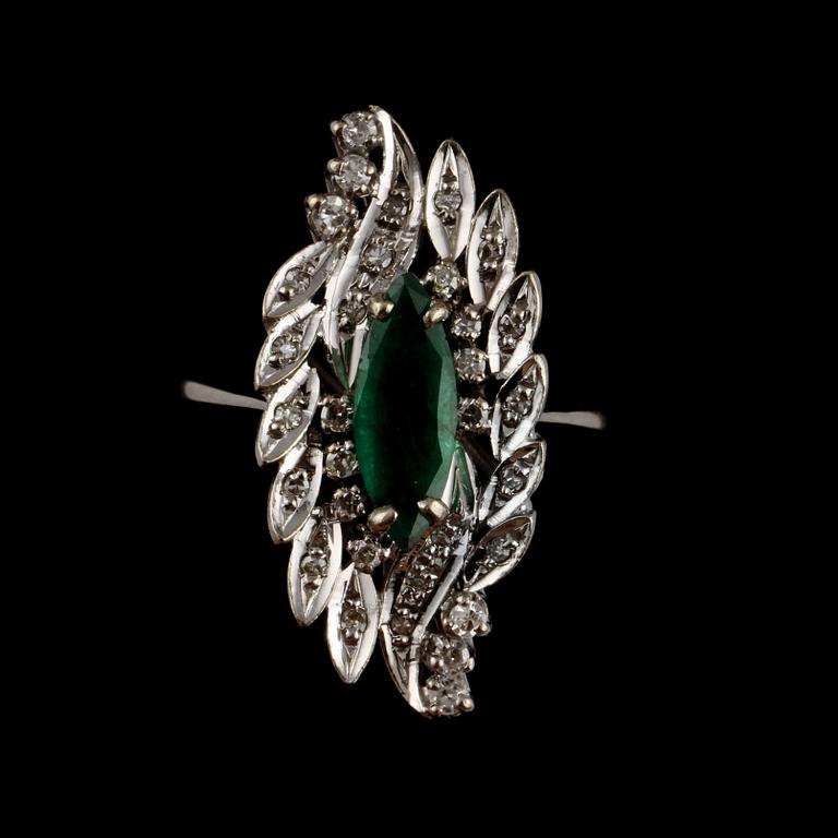 RING, 18k vitguld med 32 åttkantslipade diamanter samt fasettslipad smaragd, utländska stämplar. Vikt 7 g.