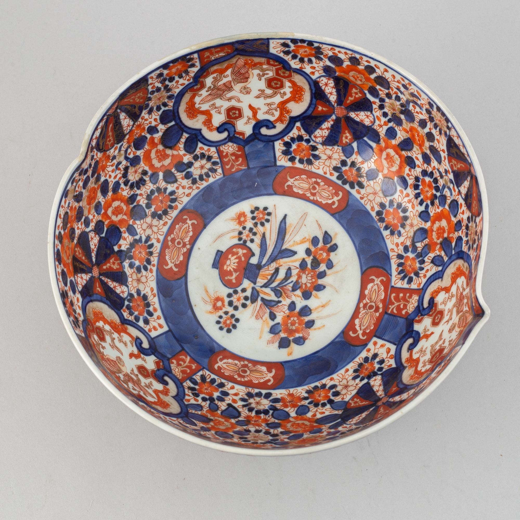 A Japanese Imari bowl, Meiji period (1868-1912).