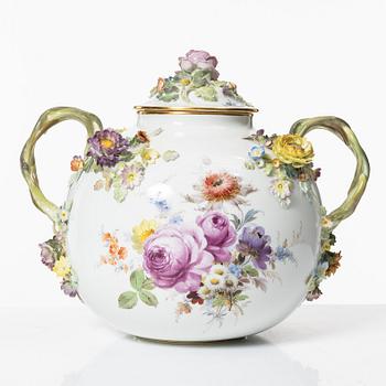 Meissen, a lided porcelain vase, first half of the 20th century.