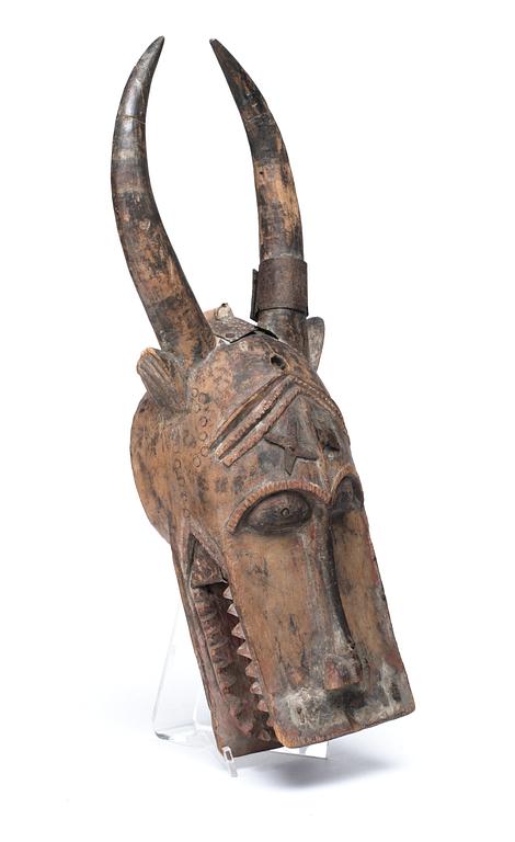 HUVUDPRYDNAD. Buffelhuvud. Trä och metall. Senufo-stammen. Côte d'Ivoire (Elfenbenskusten) 1940-tal. Höjd 42,5 cm.