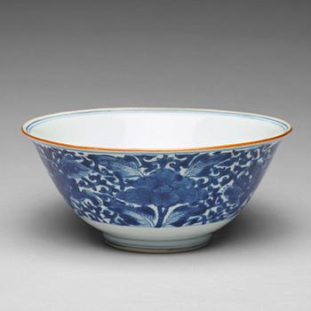 910. A blue and white bowl, Qing dynasty, early 18th century.