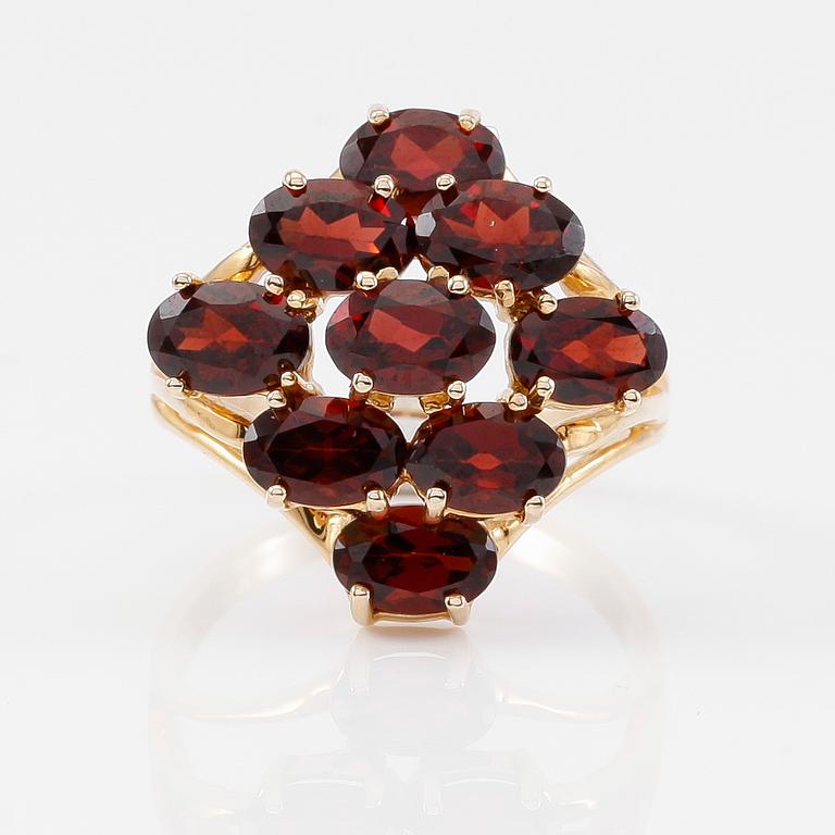 RING, 14K guld och granater tot ca 4.5 ct.