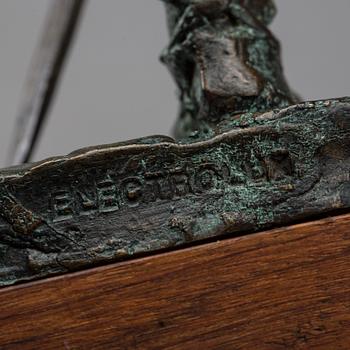 ALICE NORDIN, skulptur, signerad samt märkt Electrolux, patinerad brons 34 cm.