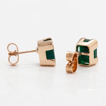 A pair of 14K gold earrings with emeralds. Finnish hallmarks.