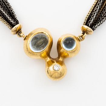 Ole Lynggard lås 18K guld med akvamariner och en rund briljantslipad diamant, design Charlotte Lynggard.