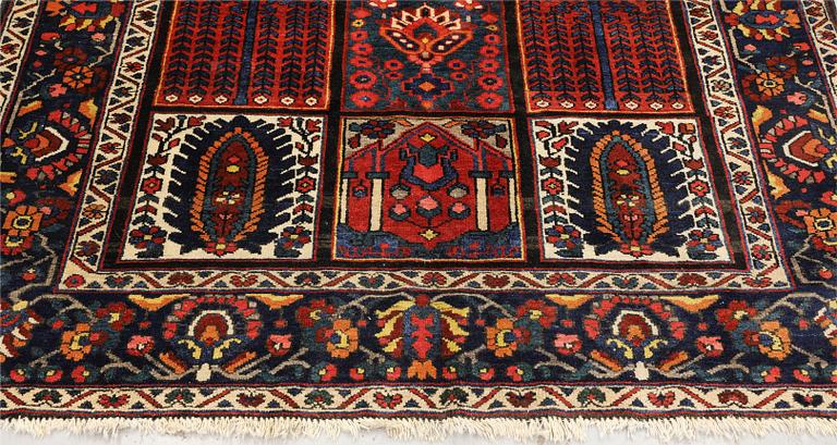 A semi-antique Bakhtiari rug, c. 215 x 152 cm.