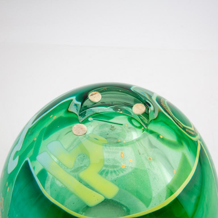 Hanne Dreutler & Arthur Zirnsack signed and dated glass vase 1990.