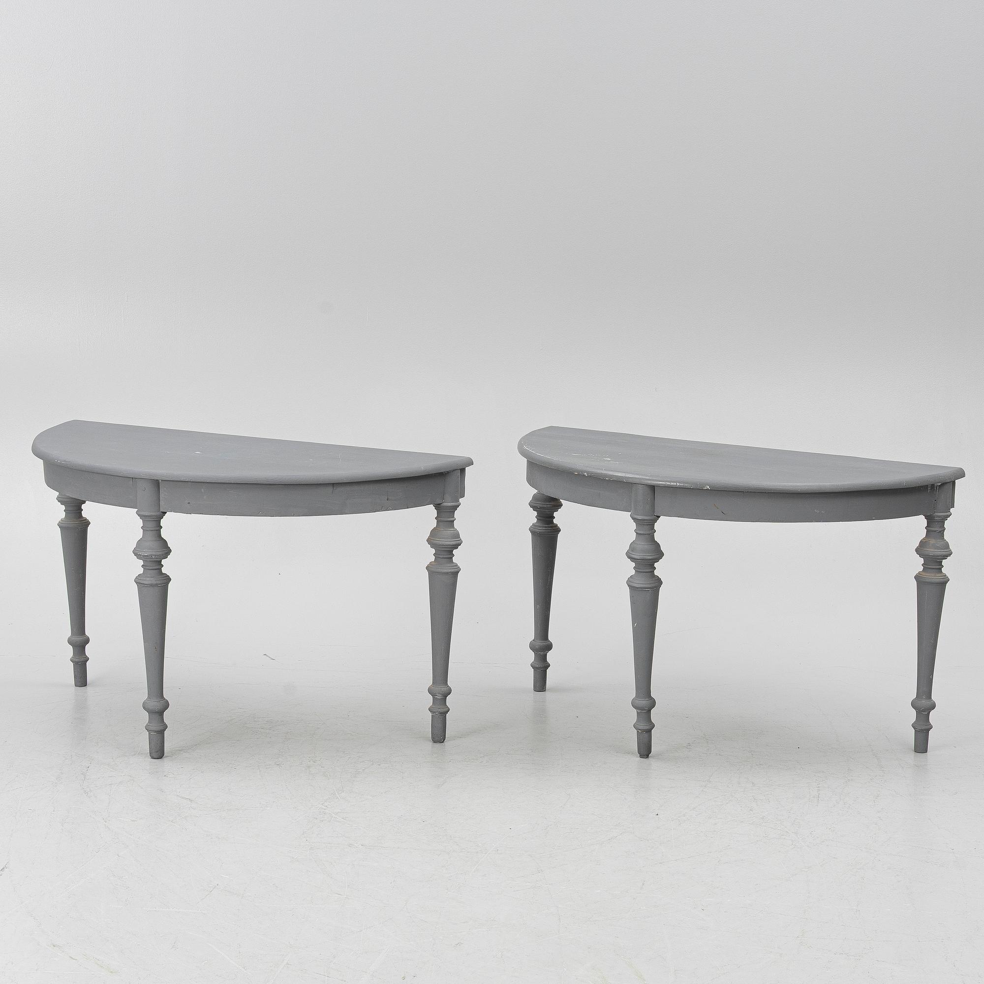 Bord, ett par, halvmåneformade, omkring 1900.