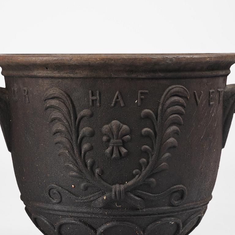 Ivar Johnsson, a pair of "Venus" cast iron urns, Näfveqvarns bruk, Swedish Grace.