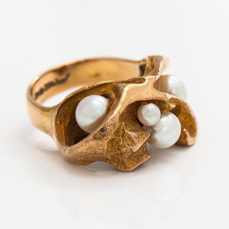Björn Weckström, Sormus, ”Kastehelmet”, viljellyt helmet, 14K kultaa, Lapponia 1968.