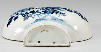 A blue and white wall-vase, late Qing dynasty, 19th Century.