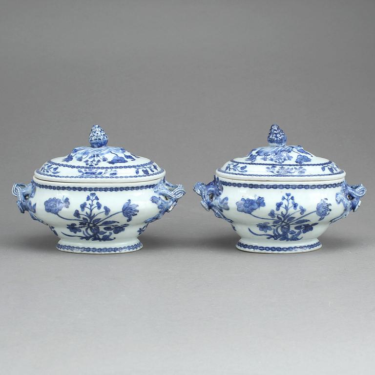 SMÖRTERRINER, ett par, porslin, Kina, Qingdynastin, (1736-1795).
