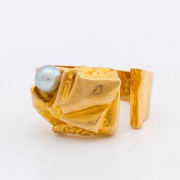 LAPPONIA RING 18K gold w 1 cultured pearl approx 5 mm, design Björn Weckström 1973 "Ukkoshelmi", hallmark Finland.